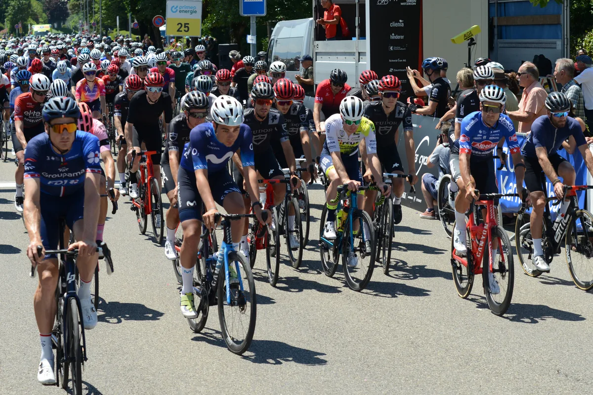 Gemächlich rollte das Feld durch Wetzikon. Ein grosses Feld mit Radfahrern.